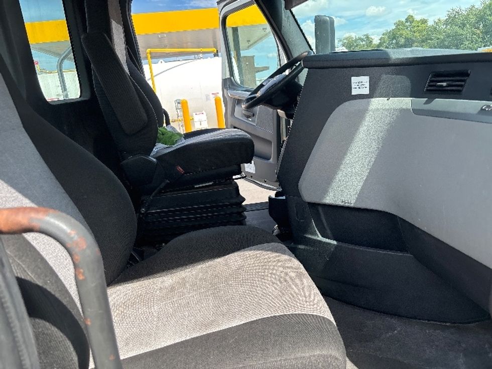 Day Cab Tractor-Heavy Duty Tractors-Freightliner-2021-T11642ST-Ocala-FL-492,410\n\t\tmiles-$ 42,250 - Image 13