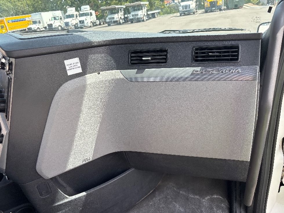 Day Cab Tractor-Heavy Duty Tractors-Freightliner-2021-T11642ST-Ocala-FL-492,410\n\t\tmiles-$ 42,250 - Image 14