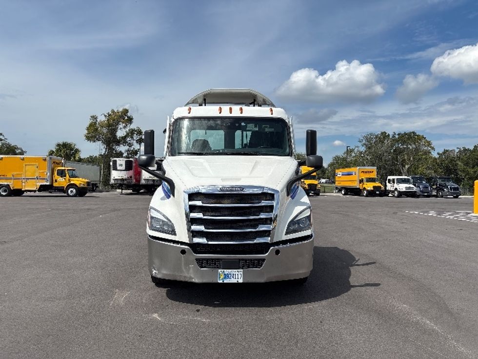 Day Cab Tractor-Heavy Duty Tractors-Freightliner-2021-T11642ST-Ocala-FL-492,410\n\t\tmiles-$ 42,250 - Image 2