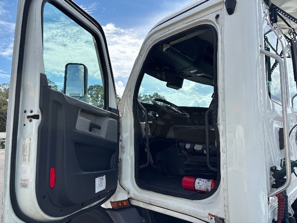 Day Cab Tractor-Heavy Duty Tractors-Freightliner-2021-T11642ST-Ocala-FL-492,410\n\t\tmiles-$ 42,250 - Image 9