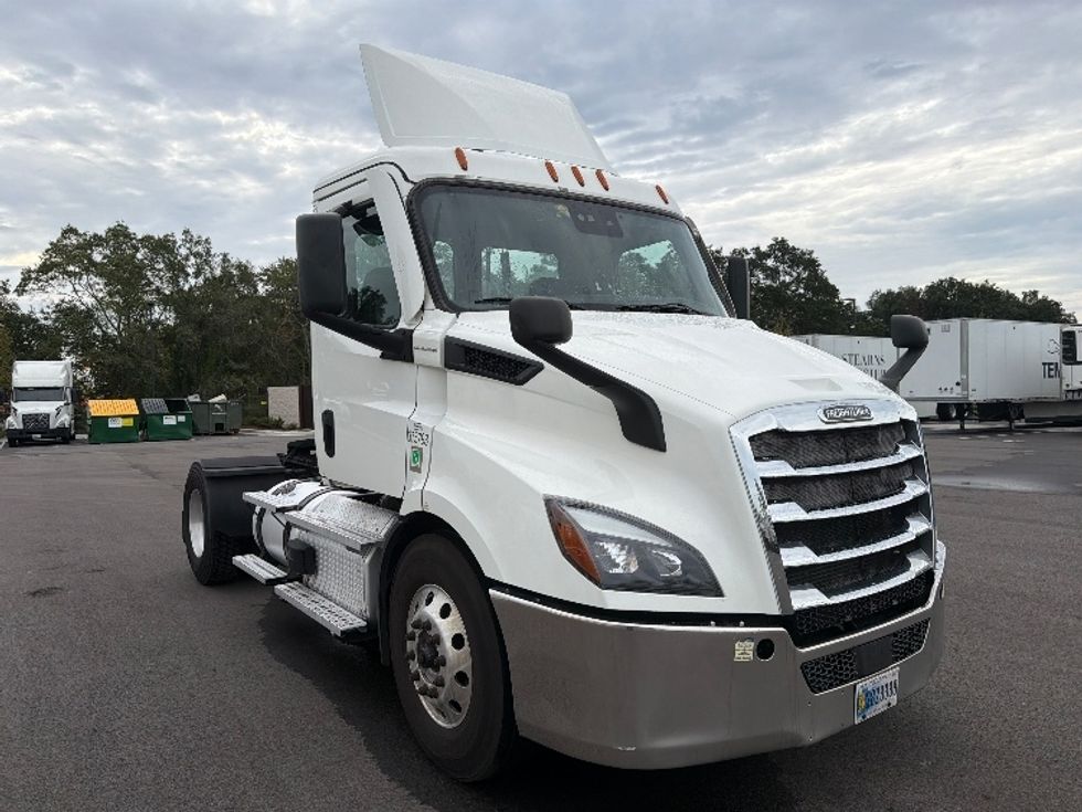 Day Cab Tractor-Heavy Duty Tractors-Freightliner-2021-T11642ST-Ocala-FL-526,400\n\t\tmiles-$ 39,000 - Image 1