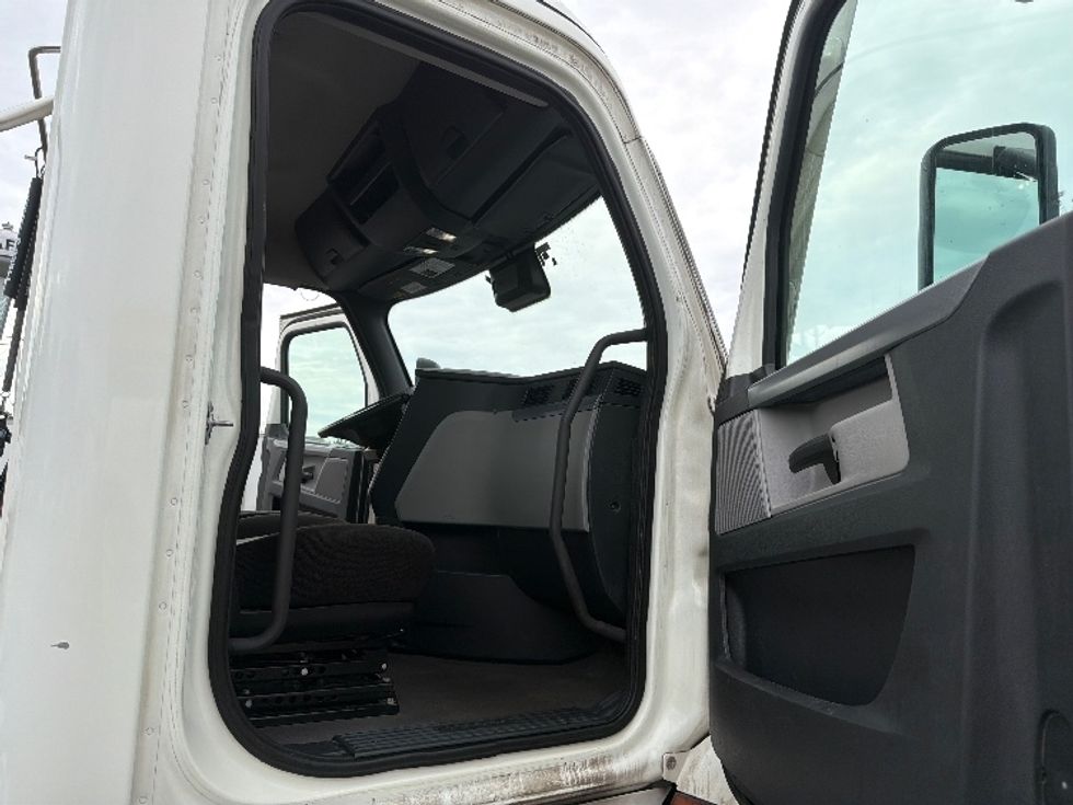 Day Cab Tractor-Heavy Duty Tractors-Freightliner-2021-T11642ST-Ocala-FL-526,400\n\t\tmiles-$ 39,000 - Image 12