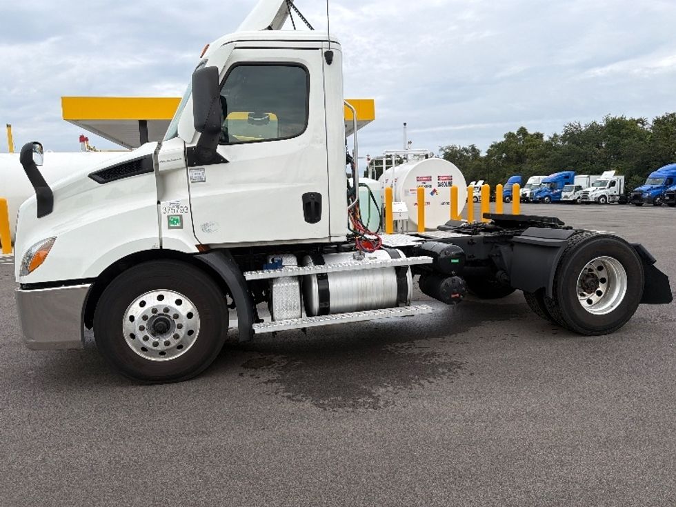 Day Cab Tractor-Heavy Duty Tractors-Freightliner-2021-T11642ST-Ocala-FL-526,400\n\t\tmiles-$ 39,000 - Image 4