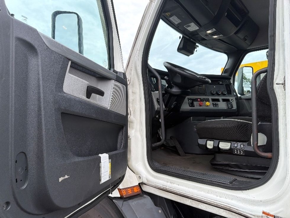 Day Cab Tractor-Heavy Duty Tractors-Freightliner-2021-T11642ST-Ocala-FL-526,400\n\t\tmiles-$ 39,000 - Image 9