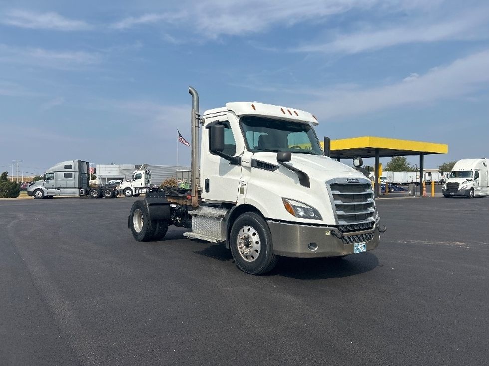 Day Cab Tractor-Heavy Duty Tractors-Freightliner-2021-T11642ST-Oklahoma City-OK-5,104\n\t\tmiles-$ 69,250 - Image 1