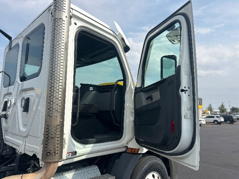 Day Cab Tractor-Heavy Duty Tractors-Freightliner-2021-T11642ST-Oklahoma City-OK-5,104\n\t\tmiles-$ 69,250 - Image 12