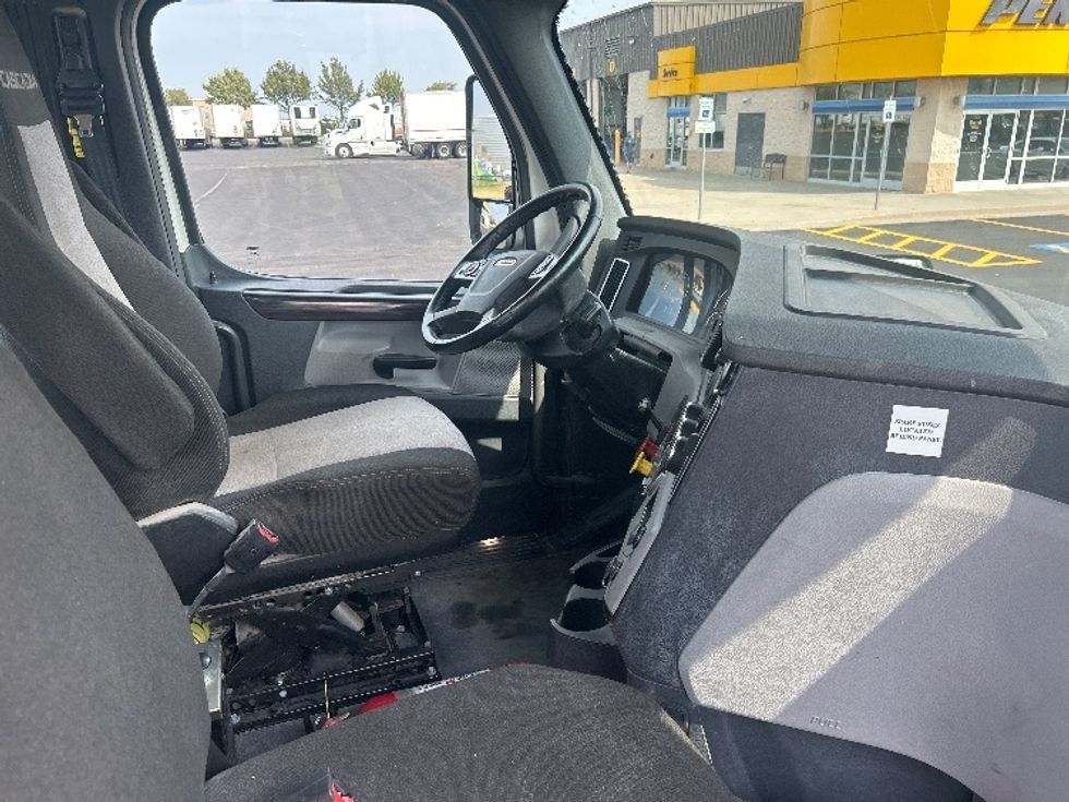 Day Cab Tractor-Heavy Duty Tractors-Freightliner-2021-T11642ST-Oklahoma City-OK-5,104\n\t\tmiles-$ 69,250 - Image 14