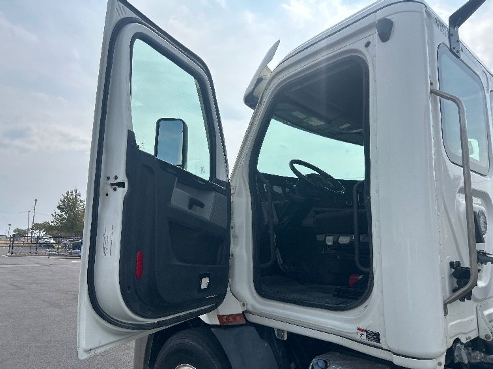 Day Cab Tractor-Heavy Duty Tractors-Freightliner-2021-T11642ST-Oklahoma City-OK-5,104\n\t\tmiles-$ 69,250 - Image 9