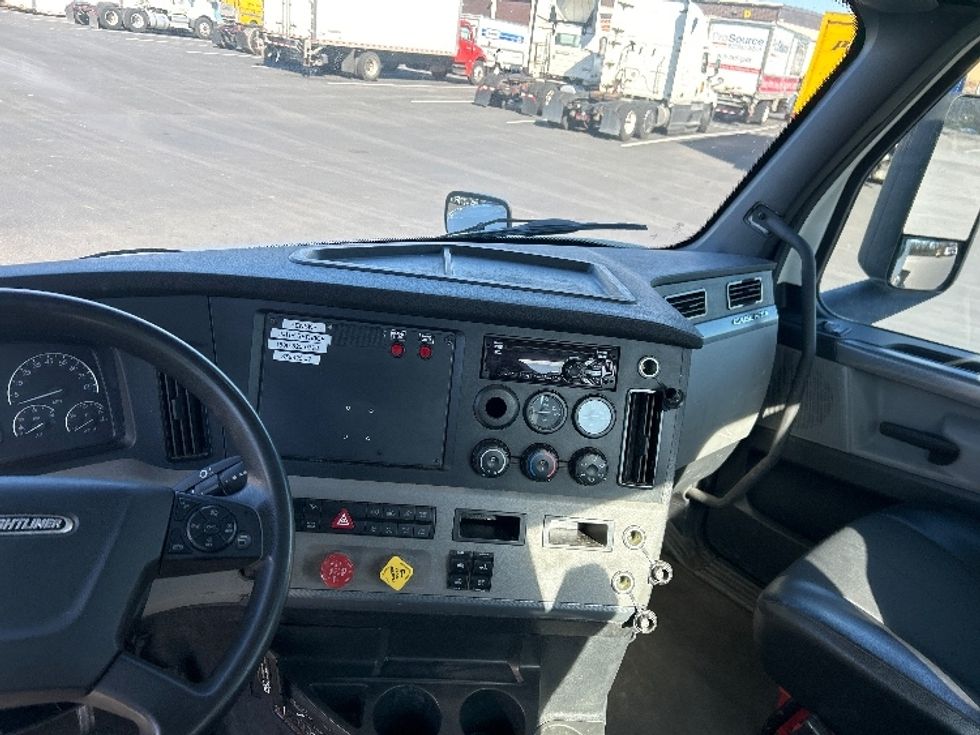 Day Cab Tractor-Heavy Duty Tractors-Freightliner-2021-T11642ST-Pennsauken-NJ-347,750\n\t\tmiles-$ 43,250 - Image 10
