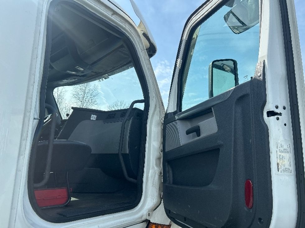 Day Cab Tractor-Heavy Duty Tractors-Freightliner-2021-T11642ST-Pennsauken-NJ-347,750\n\t\tmiles-$ 43,250 - Image 12