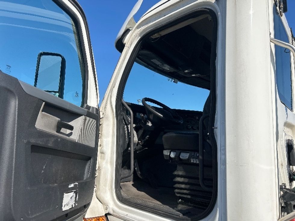 Day Cab Tractor-Heavy Duty Tractors-Freightliner-2021-T11642ST-Pennsauken-NJ-347,750\n\t\tmiles-$ 43,250 - Image 9