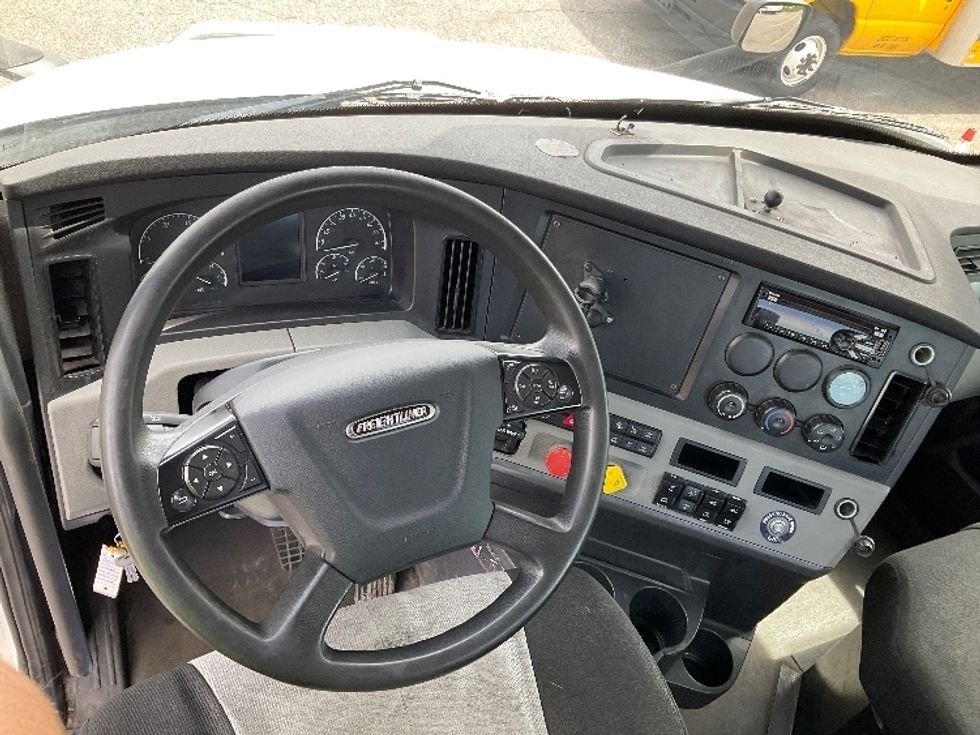 Day Cab Tractor-Heavy Duty Tractors-Freightliner-2021-T11642ST-Piqua-OH-340,180\n\t\tmiles-$ 47,500 - Image 11
