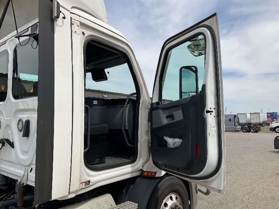 Day Cab Tractor-Heavy Duty Tractors-Freightliner-2021-T11642ST-Piqua-OH-340,180\n\t\tmiles-$ 47,500 - Image 12