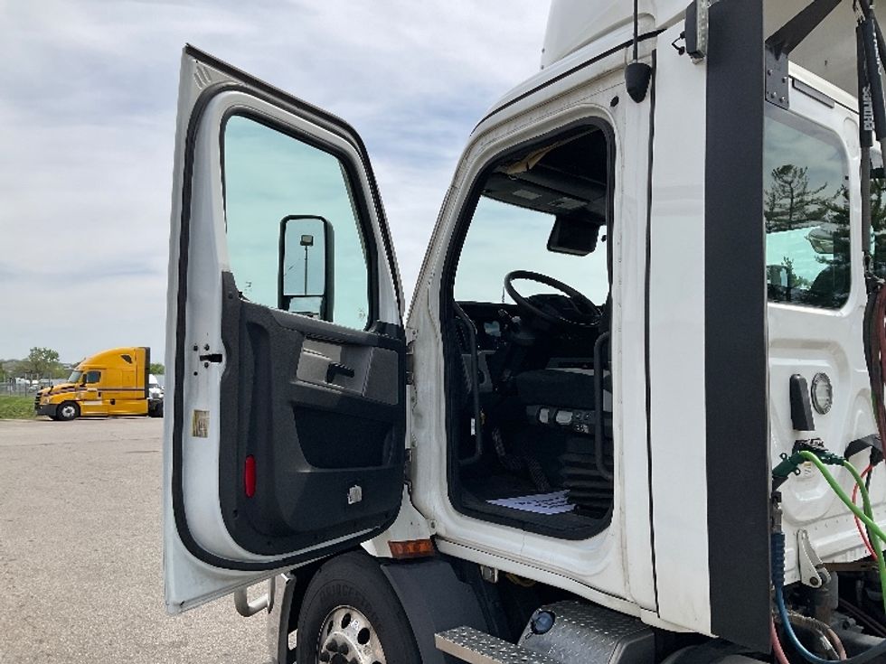 Day Cab Tractor-Heavy Duty Tractors-Freightliner-2021-T11642ST-Piqua-OH-340,180\n\t\tmiles-$ 47,500 - Image 9