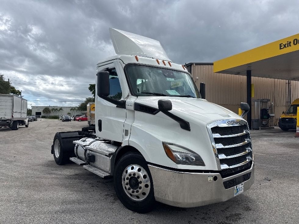 Day Cab Tractor-Heavy Duty Tractors-Freightliner-2021-T11642ST-Pompano Beach-FL-451,328\n\t\tmiles-$ 43,250 - Image 1