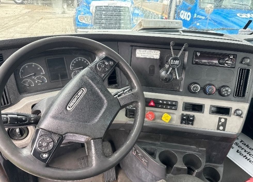 Day Cab Tractor-Heavy Duty Tractors-Freightliner-2021-T11642ST-Pompano Beach-FL-451,328\n\t\tmiles-$ 43,250 - Image 11