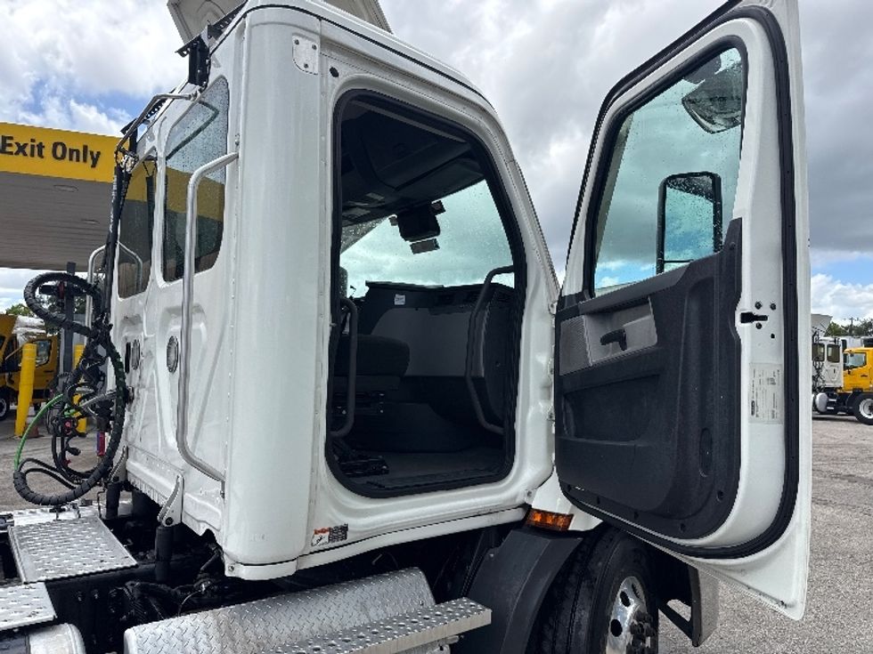 Day Cab Tractor-Heavy Duty Tractors-Freightliner-2021-T11642ST-Pompano Beach-FL-451,328\n\t\tmiles-$ 43,250 - Image 12