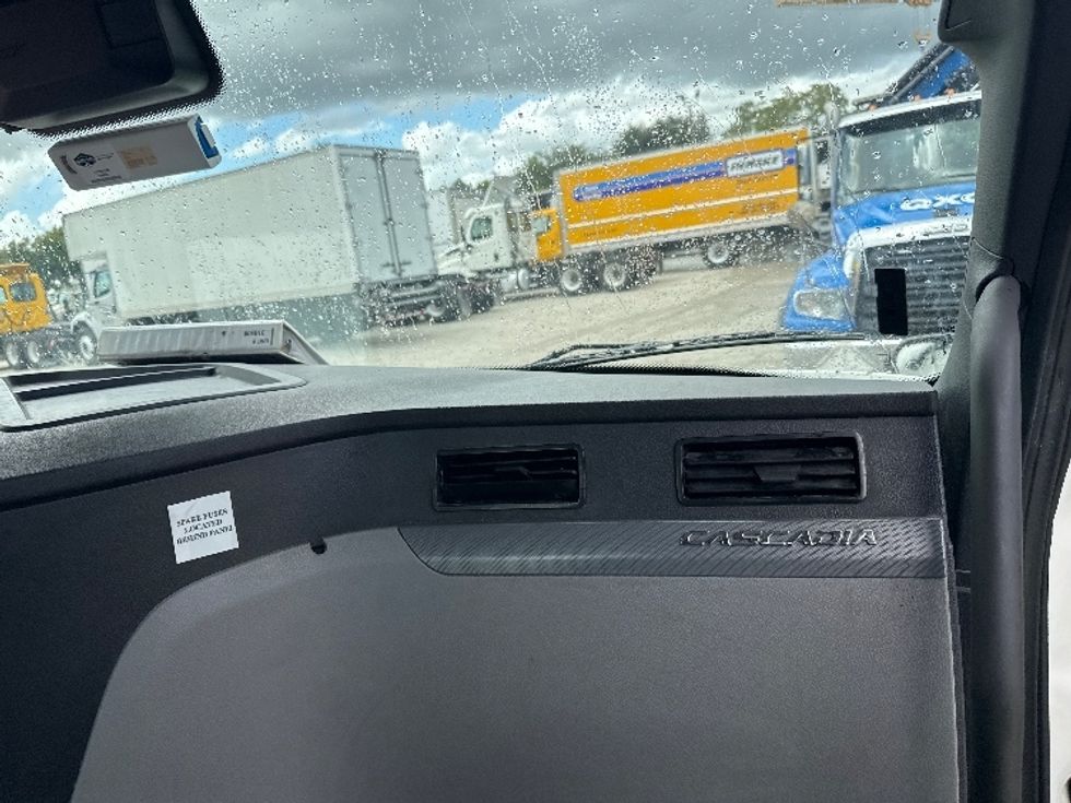 Day Cab Tractor-Heavy Duty Tractors-Freightliner-2021-T11642ST-Pompano Beach-FL-451,328\n\t\tmiles-$ 43,250 - Image 13