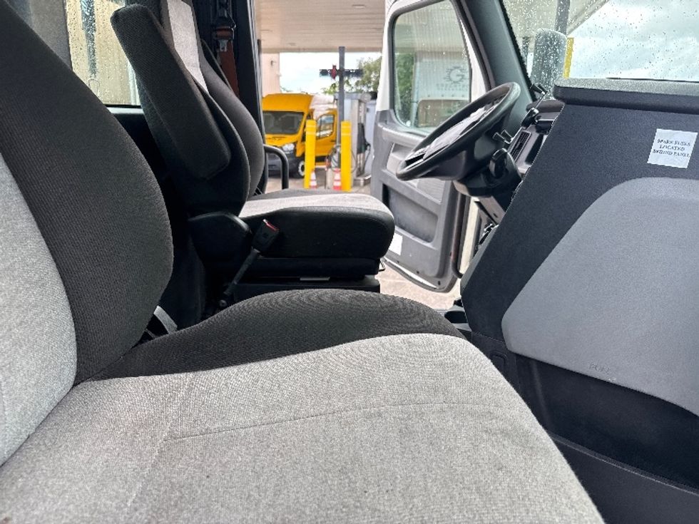 Day Cab Tractor-Heavy Duty Tractors-Freightliner-2021-T11642ST-Pompano Beach-FL-451,328\n\t\tmiles-$ 43,250 - Image 14
