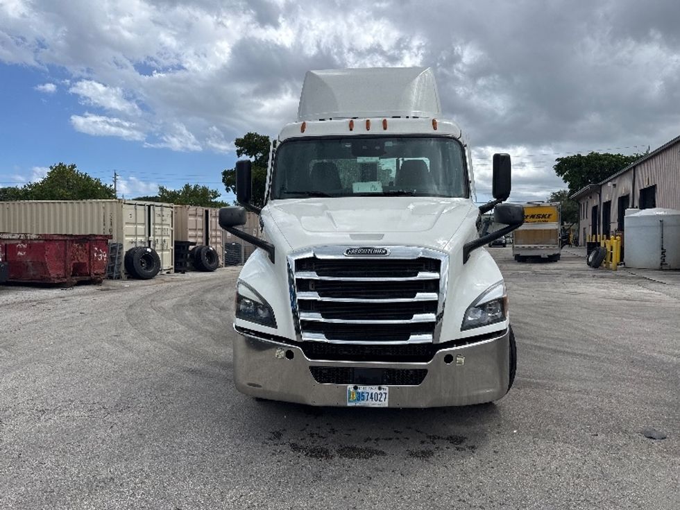 Day Cab Tractor-Heavy Duty Tractors-Freightliner-2021-T11642ST-Pompano Beach-FL-451,328\n\t\tmiles-$ 43,250 - Image 2