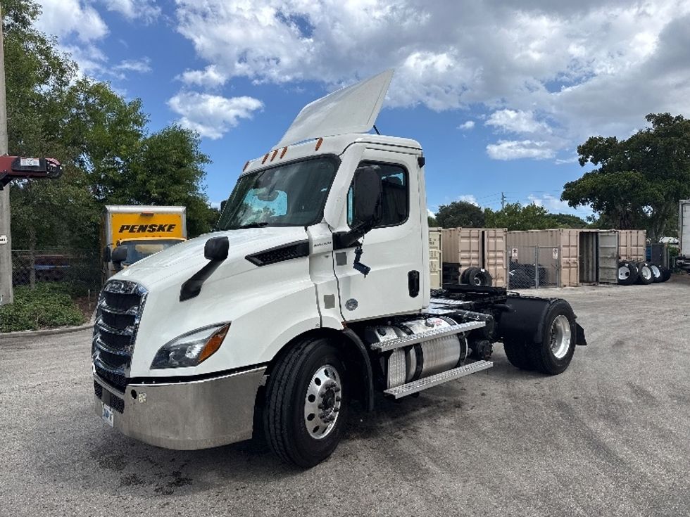 Day Cab Tractor-Heavy Duty Tractors-Freightliner-2021-T11642ST-Pompano Beach-FL-451,328\n\t\tmiles-$ 43,250 - Image 3