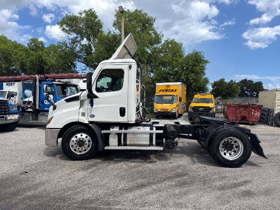 Day Cab Tractor-Heavy Duty Tractors-Freightliner-2021-T11642ST-Pompano Beach-FL-451,328\n\t\tmiles-$ 43,250 - Image 4