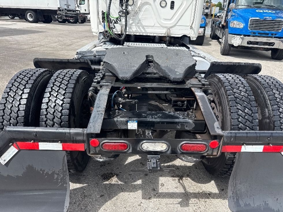 Day Cab Tractor-Heavy Duty Tractors-Freightliner-2021-T11642ST-Pompano Beach-FL-451,328\n\t\tmiles-$ 43,250 - Image 6