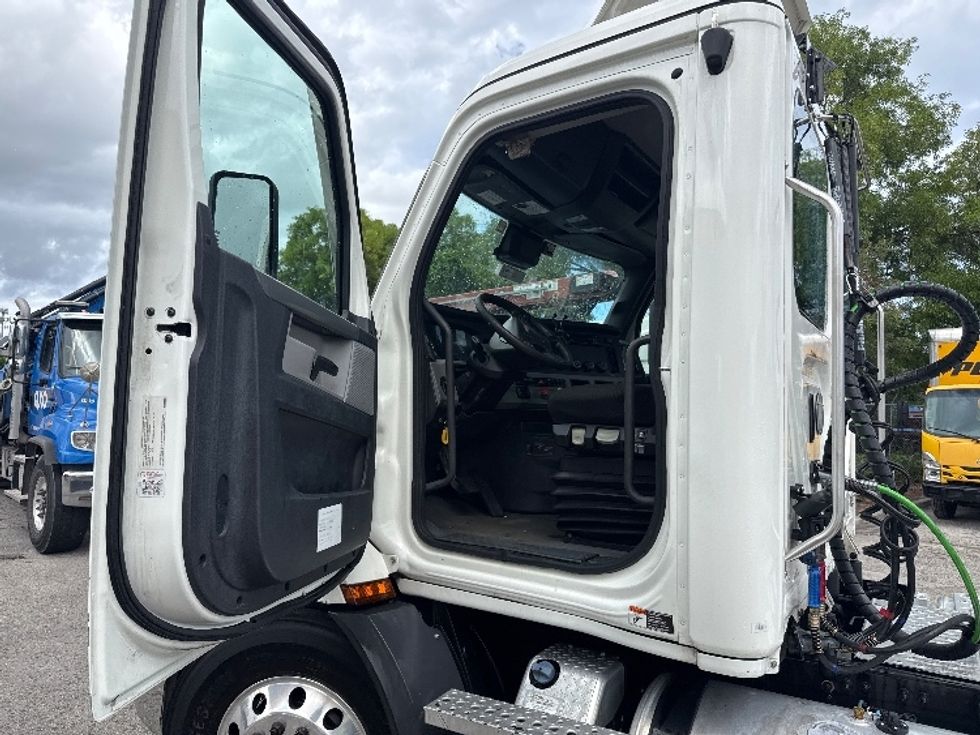 Day Cab Tractor-Heavy Duty Tractors-Freightliner-2021-T11642ST-Pompano Beach-FL-451,328\n\t\tmiles-$ 43,250 - Image 9