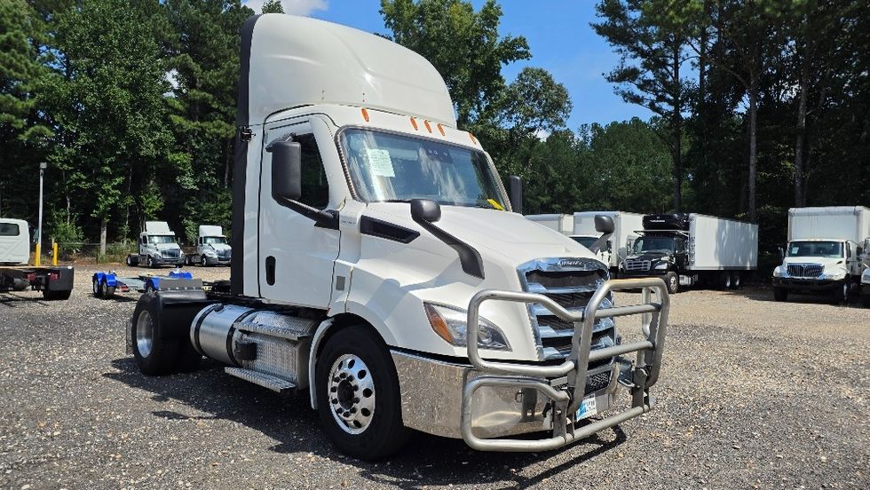 Day Cab Tractor-Heavy Duty Tractors-Freightliner-2021-T11642ST-Suwanee-GA-888,063\n\t\tmiles-$ 28,250 - Image 1