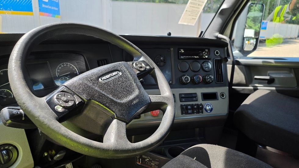 Day Cab Tractor-Heavy Duty Tractors-Freightliner-2021-T11642ST-Suwanee-GA-888,063\n\t\tmiles-$ 28,250 - Image 10