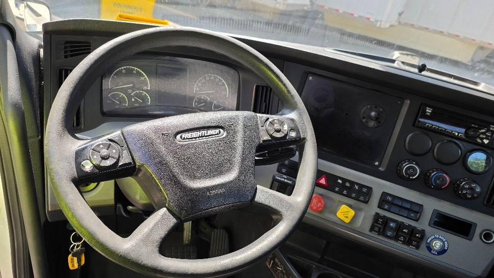 Day Cab Tractor-Heavy Duty Tractors-Freightliner-2021-T11642ST-Suwanee-GA-888,063\n\t\tmiles-$ 28,250 - Image 11