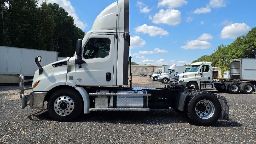 Day Cab Tractor-Heavy Duty Tractors-Freightliner-2021-T11642ST-Suwanee-GA-888,063\n\t\tmiles-$ 28,250 - Image 4
