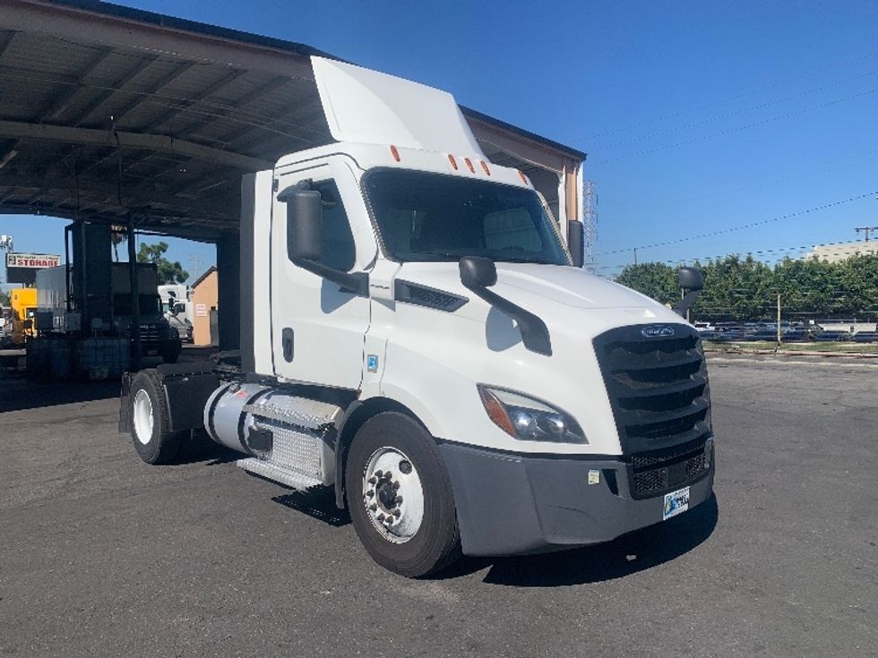 Day Cab Tractor-Heavy Duty Tractors-Freightliner-2021-T11642ST-Torrance-CA-615,358\n\t\tmiles-$ 35,750 - Image 1
