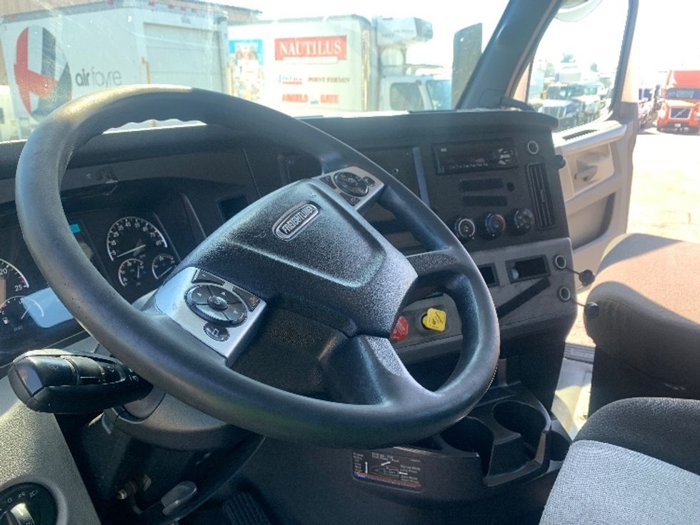 Day Cab Tractor-Heavy Duty Tractors-Freightliner-2021-T11642ST-Torrance-CA-615,358\n\t\tmiles-$ 35,750 - Image 10