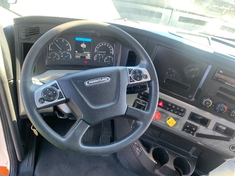 Day Cab Tractor-Heavy Duty Tractors-Freightliner-2021-T11642ST-Torrance-CA-615,358\n\t\tmiles-$ 35,750 - Image 11
