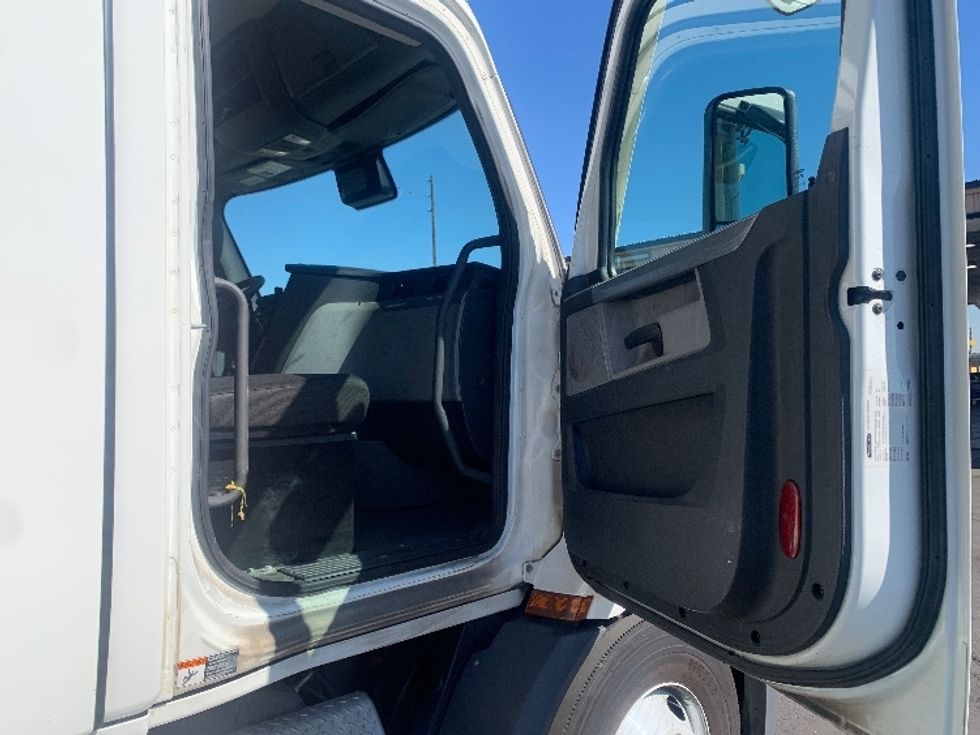 Day Cab Tractor-Heavy Duty Tractors-Freightliner-2021-T11642ST-Torrance-CA-615,358\n\t\tmiles-$ 35,750 - Image 12