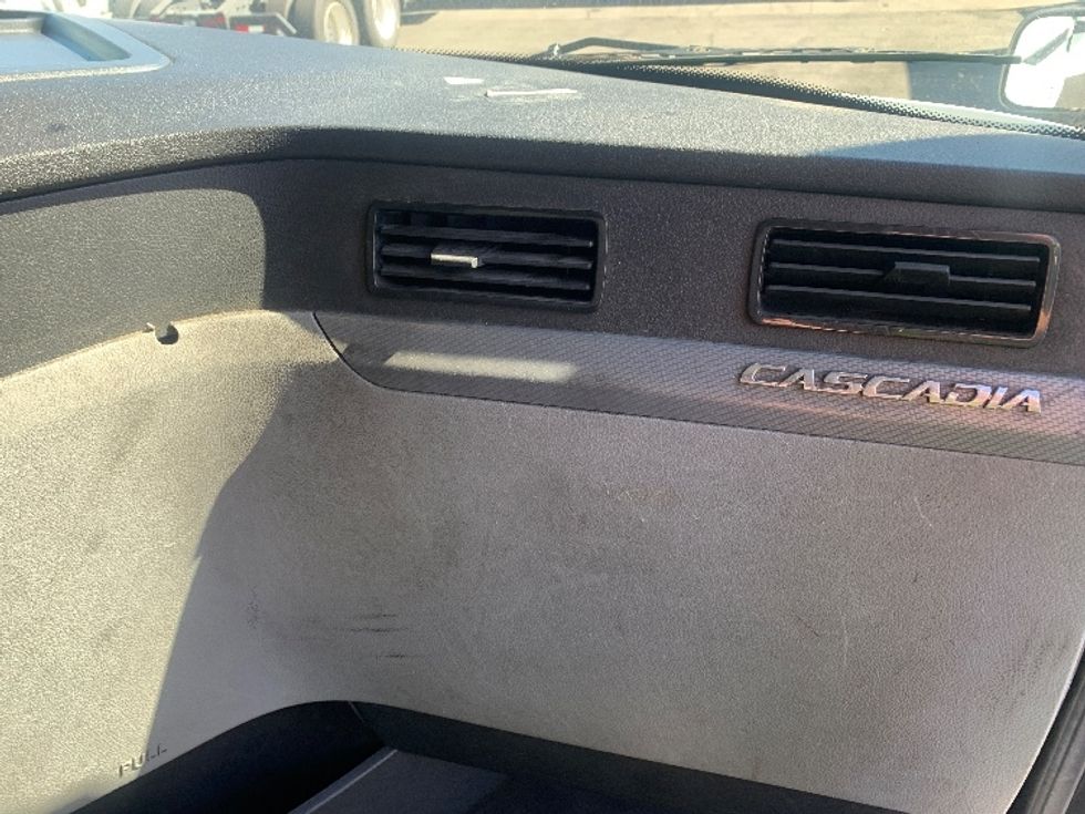 Day Cab Tractor-Heavy Duty Tractors-Freightliner-2021-T11642ST-Torrance-CA-615,358\n\t\tmiles-$ 35,750 - Image 13