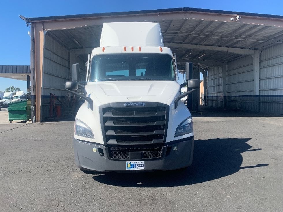 Day Cab Tractor-Heavy Duty Tractors-Freightliner-2021-T11642ST-Torrance-CA-615,358\n\t\tmiles-$ 35,750 - Image 2