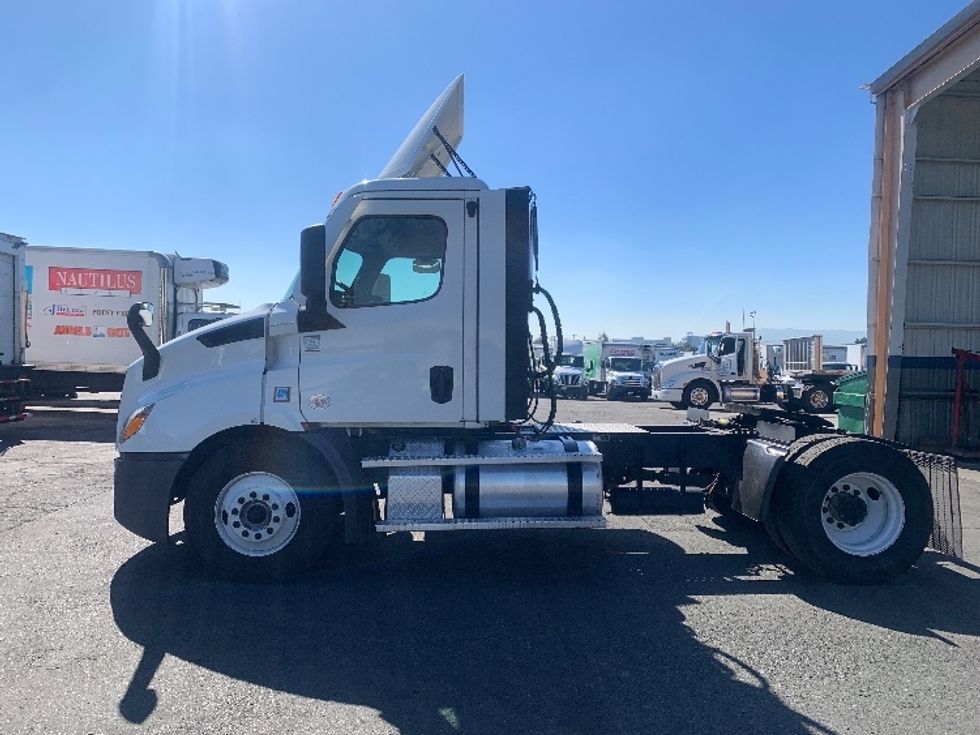 Day Cab Tractor-Heavy Duty Tractors-Freightliner-2021-T11642ST-Torrance-CA-615,358\n\t\tmiles-$ 35,750 - Image 4