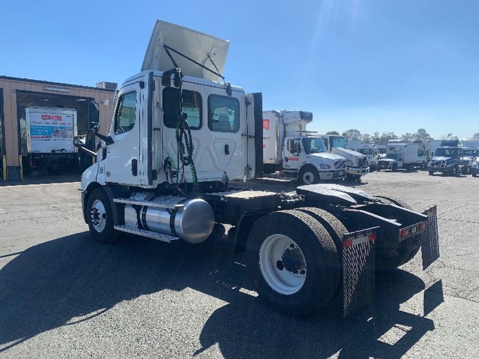 Day Cab Tractor-Heavy Duty Tractors-Freightliner-2021-T11642ST-Torrance-CA-615,358\n\t\tmiles-$ 35,750 - Image 5