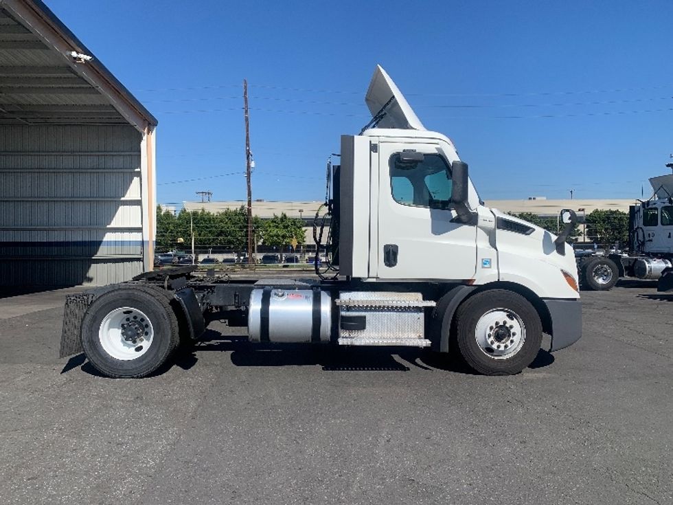 Day Cab Tractor-Heavy Duty Tractors-Freightliner-2021-T11642ST-Torrance-CA-615,358\n\t\tmiles-$ 35,750 - Image 8