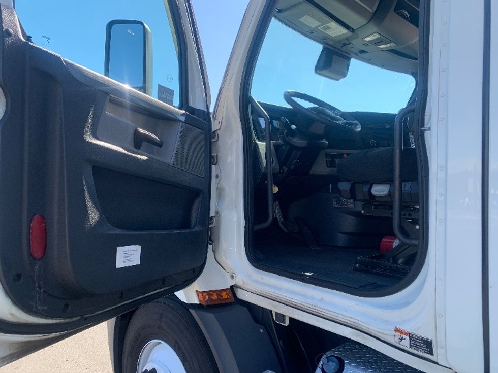 Day Cab Tractor-Heavy Duty Tractors-Freightliner-2021-T11642ST-Torrance-CA-615,358\n\t\tmiles-$ 35,750 - Image 9