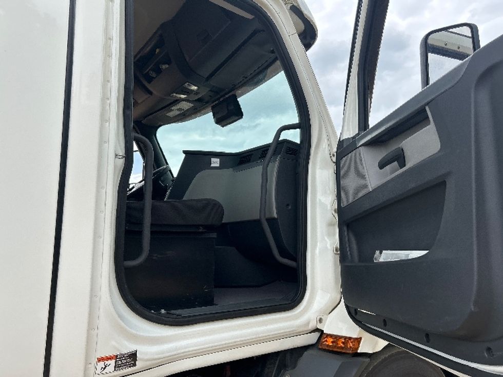 Day Cab Tractor-Heavy Duty Tractors-Freightliner-2021-T11642ST-Tyler-TX-397,393\n\t\tmiles-$ 48,250 - Image 12