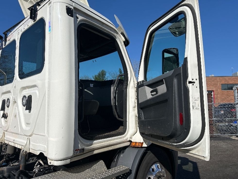 Day Cab Tractor-Heavy Duty Tractors-Freightliner-2021-T11642ST-West Babylon-NY-271,139\n\t\tmiles-$ 46,500 - Image 12