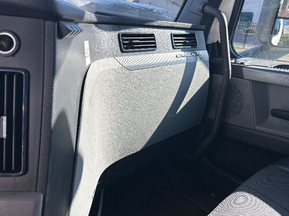 Day Cab Tractor-Heavy Duty Tractors-Freightliner-2021-T11642ST-West Babylon-NY-271,139\n\t\tmiles-$ 46,500 - Image 13