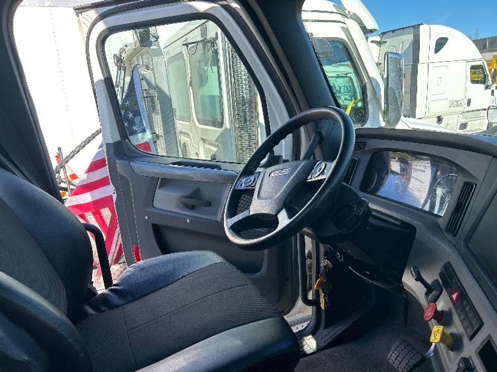 Day Cab Tractor-Heavy Duty Tractors-Freightliner-2021-T11642ST-West Babylon-NY-271,139\n\t\tmiles-$ 46,500 - Image 14