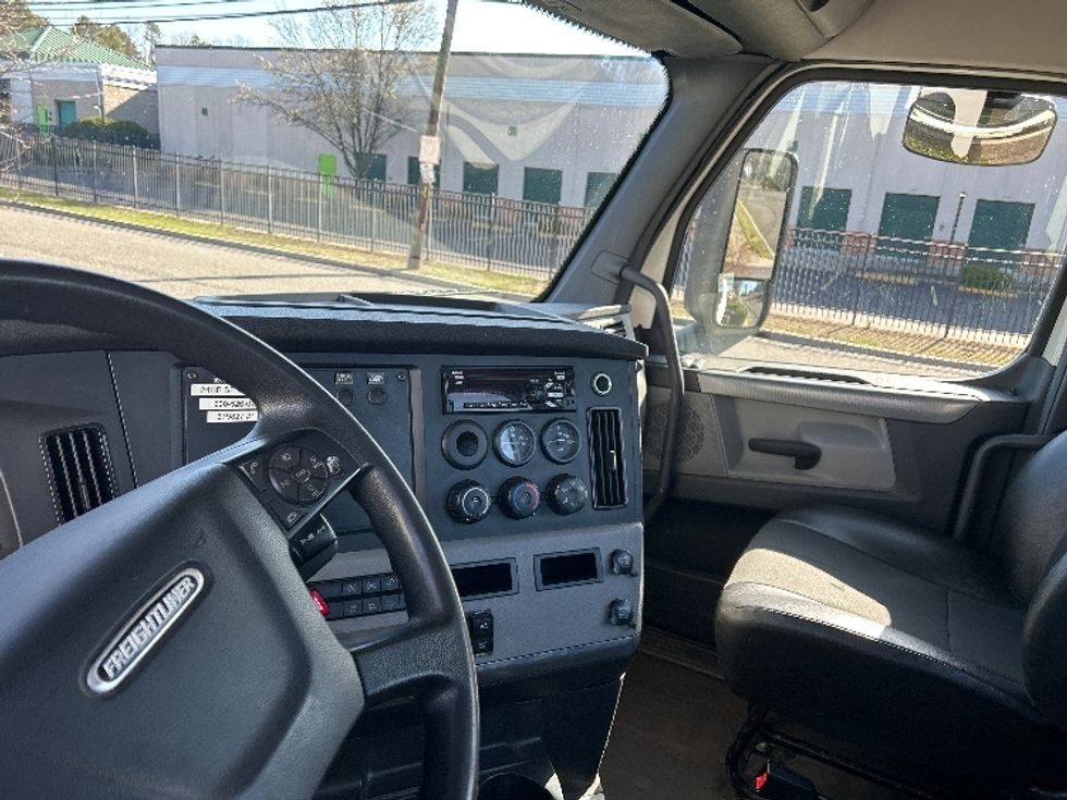 Day Cab Tractor-Heavy Duty Tractors-Freightliner-2021-T11642ST-West Babylon-NY-271,139\n\t\tmiles-$ 46,500 - Image 9