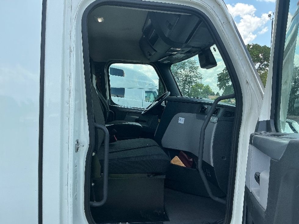 Day Cab Tractor-Heavy Duty Tractors-Freightliner-2021-T11662ST-Lexington-KY-400,610\n\t\tmiles-$ 50,500 - Image 12