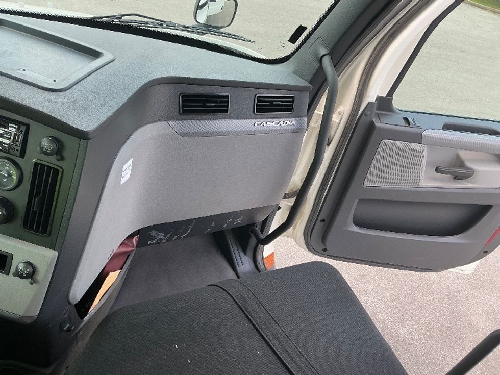 Day Cab Tractor-Heavy Duty Tractors-Freightliner-2021-T11662ST-Lexington-KY-400,610\n\t\tmiles-$ 50,500 - Image 13