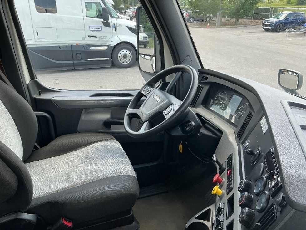 Day Cab Tractor-Heavy Duty Tractors-Freightliner-2021-T11662ST-Lexington-KY-400,610\n\t\tmiles-$ 50,500 - Image 14